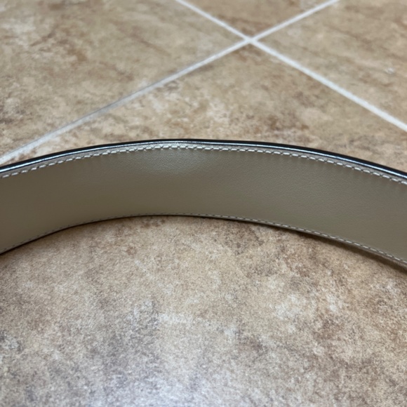 White leather Gucci belt